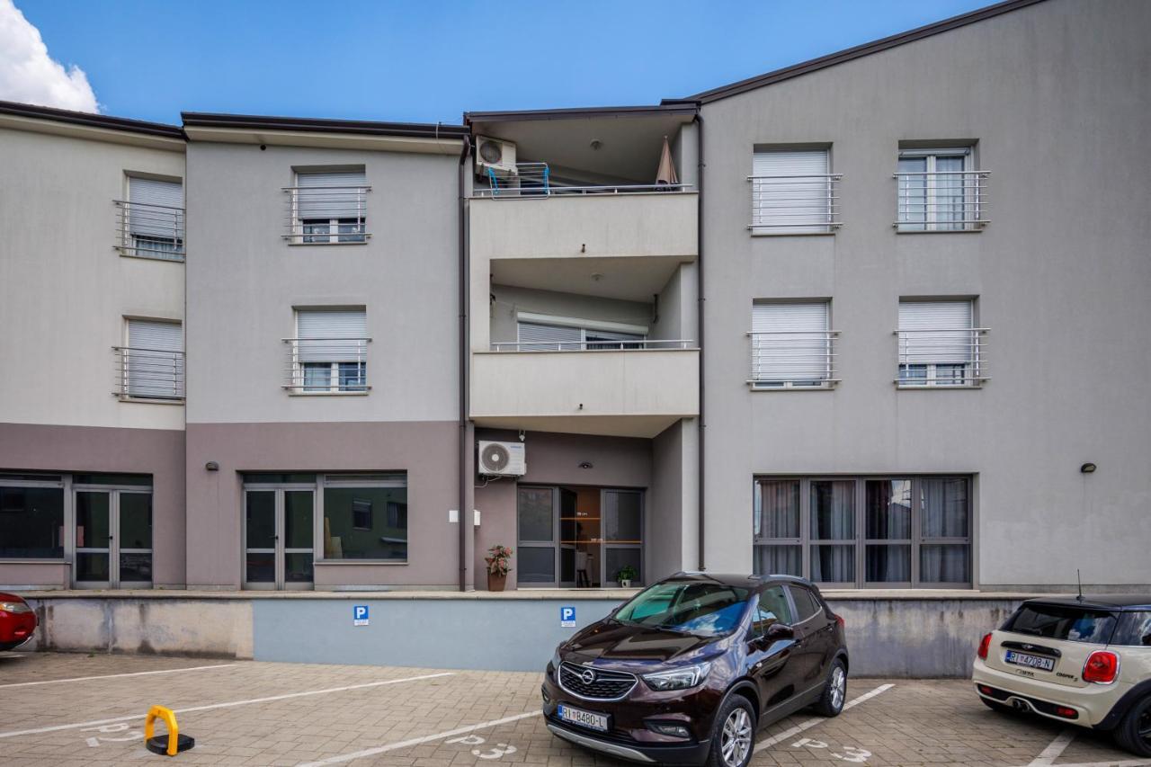 Terra 5 Deluxe Apartment On The Ground Floor With Private Parking Rijeka Exterior photo